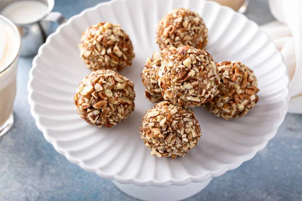 Zelfgemaakte pecan chocolade truffels of cake pops, zoete traktatie — Stockfoto