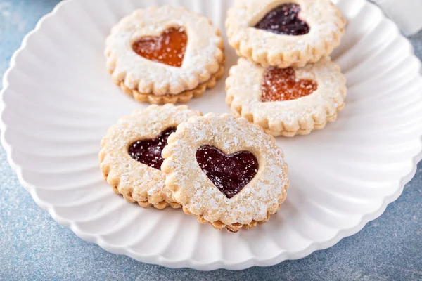 Linzer cookies med hjärtformer för Valentine — Stockfoto
