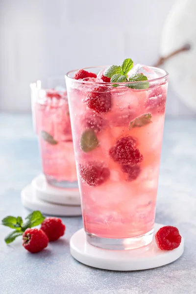 Spring or summer cocktail with raspberry and mint — Stok Foto