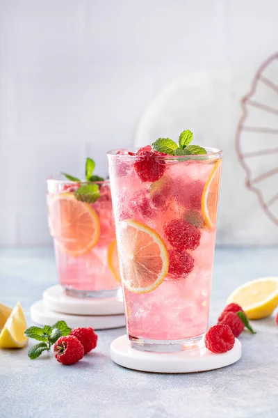 Jarní nebo letní studený koktejl, malinová limonáda — Stock fotografie