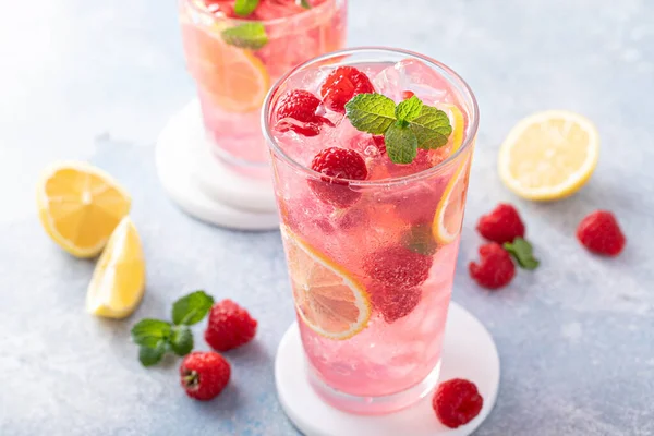 Coquetel frio de primavera ou verão, limonada de framboesa — Fotografia de Stock