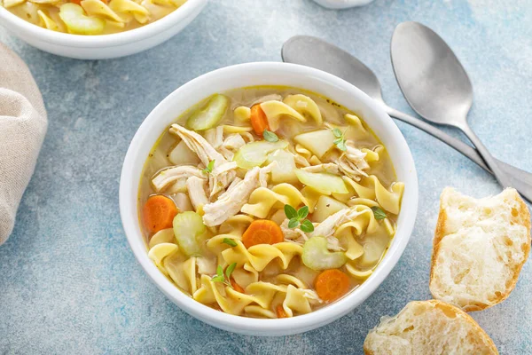 Sopa de macarrão de frango tradicional com macarrão de ovo — Fotografia de Stock