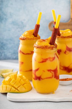 Mangonada Meksika usulü mango soslu ve limon çeşnili.