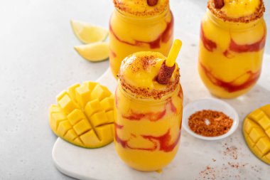Mangonada Meksika usulü mango soslu ve limon çeşnili.