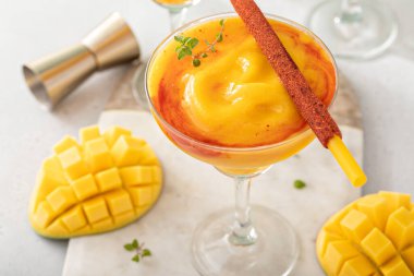 Mangonada margarita, kakaolu donmuş mango margaritası.