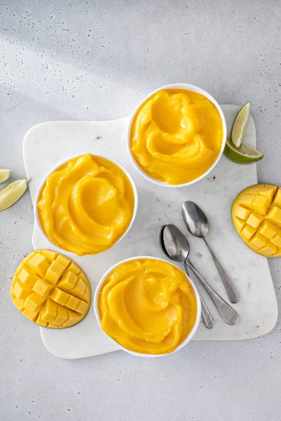 芒果冰淇淋或好奶油，混合冷冻芒果甜点 — 图库照片