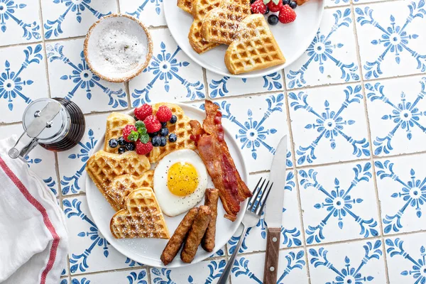 Frühstückstisch mit Waffeln. Spiegelei, Speck und Wurst — Stockfoto