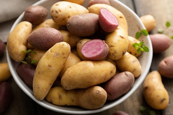Κίτρινες και μοβ πατάτες έτοιμες να μαγειρευτούν — Φωτογραφία Αρχείου