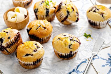 Taze böğürtlen ve reçelli yaban mersinli kek.