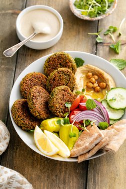 Humus ve sebzeli fırında falafel kasesi.