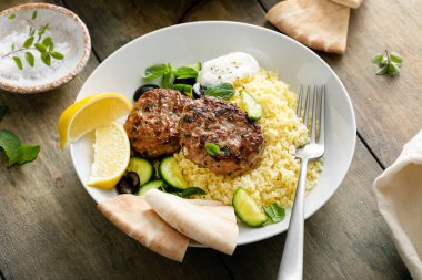 Kuskus ve taze salatayla servis edilen hindi köfteleri.