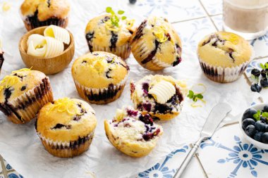 Taze böğürtlen ve reçelli yaban mersinli kek.