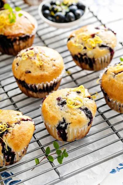 Taze böğürtlen ve reçelli yaban mersinli kek.