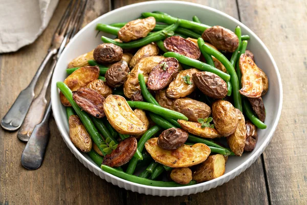 Pommes de terre croustillantes rôties aux haricots verts dans un bol de service — Photo