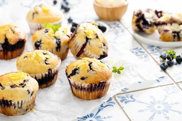 蓝莓松饼配新鲜浆果和蜜饯 — 图库照片