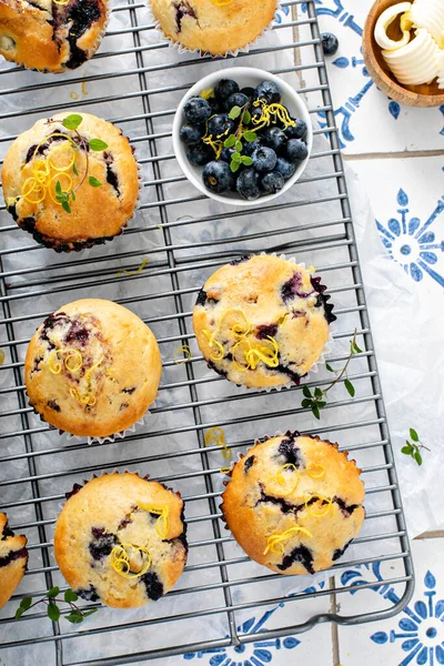 蓝莓松饼配新鲜浆果和蜜饯 — 图库照片