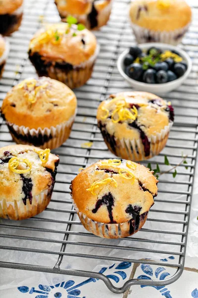 Muffin ai mirtilli con bacche fresche e conserve — Foto Stock