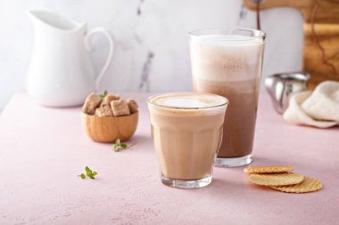 Ölçme kabında maka tozu ve kaşık