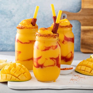 Mangonada Meksika usulü mango soslu ve limon çeşnili.