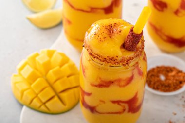 Mangonada Meksika usulü mango soslu ve limon çeşnili.