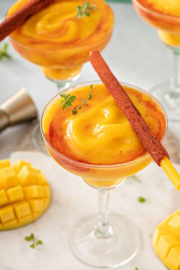 Mangonada margarita, kakaolu donmuş mango margaritası.
