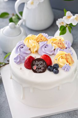 Anneler günü için vanilyalı pasta. Çiçekler ve beyaz çikolata jöleli.