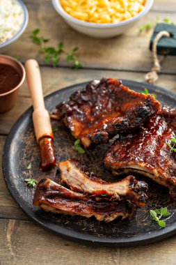 Lahana salatası, makarna ve peynirli barbekü pirzolası.