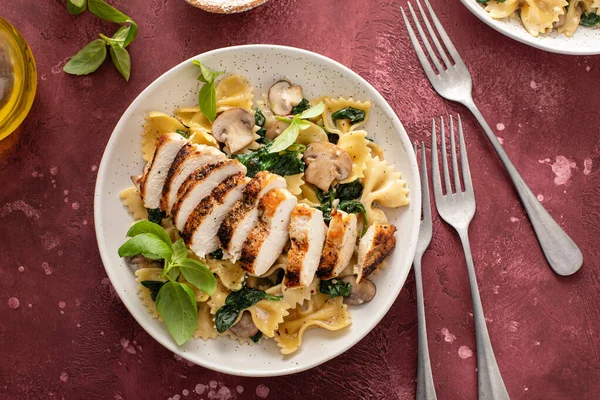 Gegrilde kip met champignon en spinazie pasta — Stockfoto