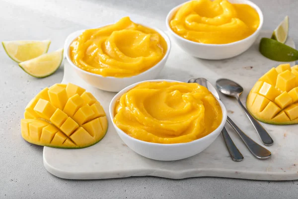 Mango ice cream or nice cream, blended frozen mango dessert — Stock Photo, Image