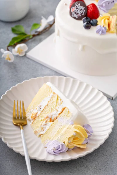 Vanília torta anyák napjára virágokkal és fehér csokoládé mázzal — Stock Fotó