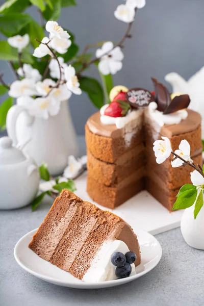 엄마 날 초콜릿 케이크와 딸기와 초콜릿 토핑을 곁들인 케이크 — 스톡 사진