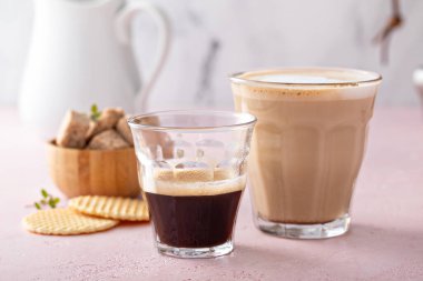 Ölçme kabında maka tozu ve kaşık