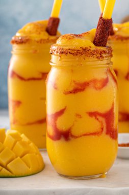 Mangonada Meksika usulü mango soslu ve limon çeşnili.