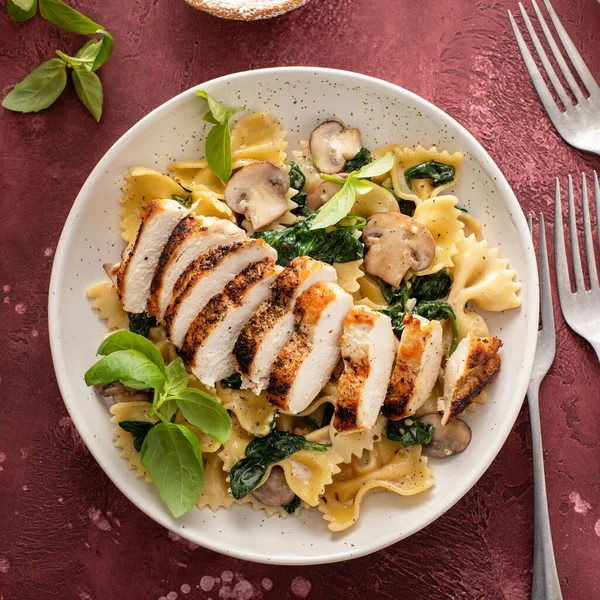 Gegrilde kip met champignon en spinazie pasta — Stockfoto