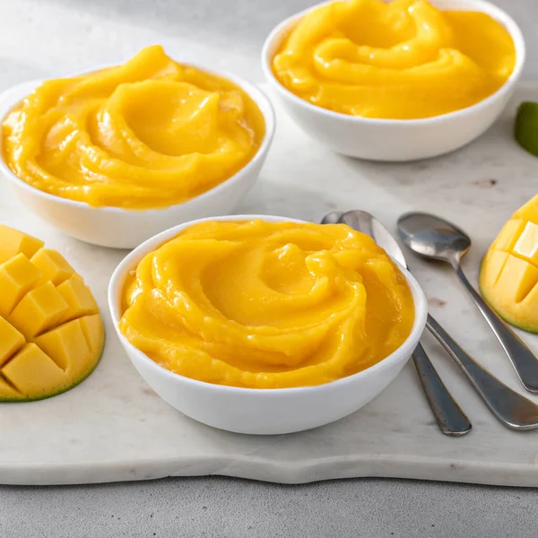Mango-Eis oder Sahne, gemischtes gefrorenes Mango-Dessert — Stockfoto