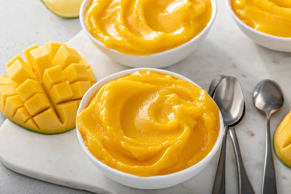 Mango ice cream or nice cream, blended frozen mango dessert — Stock Photo, Image