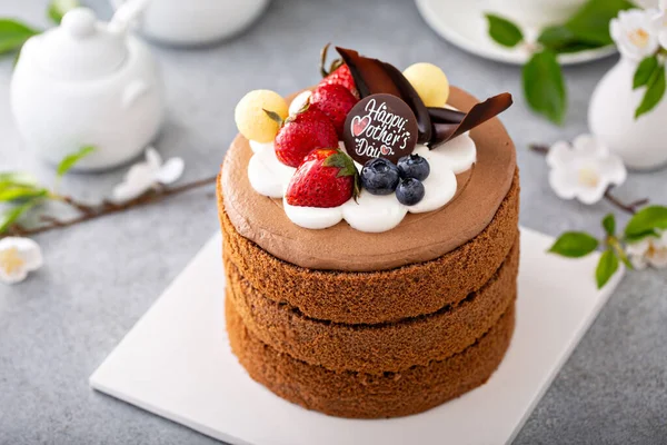 Schokoladenkuchen zum Muttertag mit Beeren und Schokoladenbelag — Stockfoto