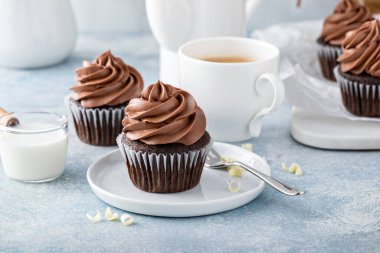 Çırpılmış ganache kremalı siyah çikolatalı kekler.