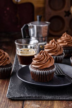 Krem şantili viski ganache kremalı koyu çikolatalı kahve kekleri.