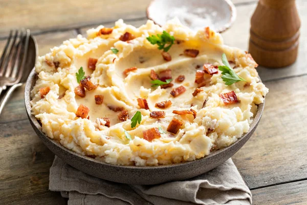 Spek aardappelpuree met kaas en peterselie — Stockfoto