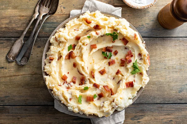 Spek aardappelpuree met kaas en peterselie — Stockfoto