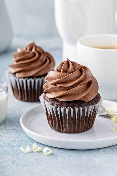 Cupcakes au chocolat noir avec glaçage ganache fouetté — Photo