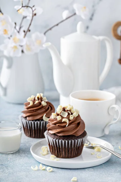 Cupcakes de chocolate escuro com cobertura de ganache chicoteado e cachos de chocolate branco — Fotografia de Stock