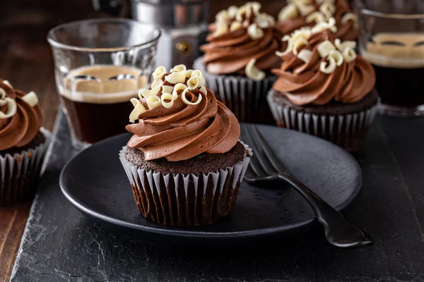 Cupcakes au chocolat noir avec glaçage à la ganache au café fouetté — Photo