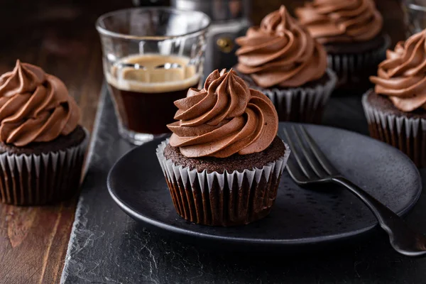 Tmavě čokoládové irské kávové cupcakes se šlehačkou whiskey ganache polevou — Stock fotografie