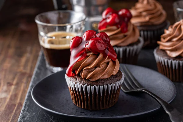 Cupcake de la forêt noire avec ganache fouettée et garniture cerise — Photo