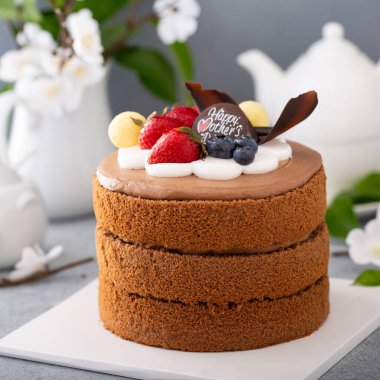 Anneler günü için çikolatalı pasta, böğürtlenli ve çikolatalı.