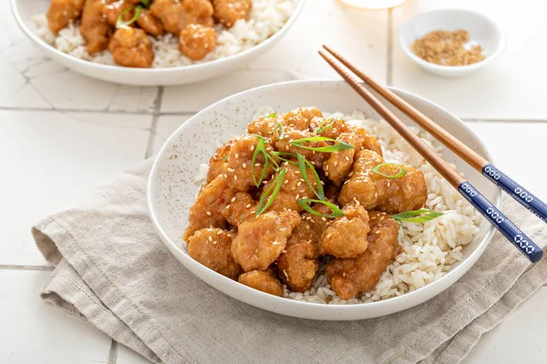 Pollo naranja con cebolla verde y semillas de sésamo — Foto de Stock