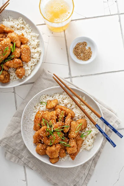 Frango laranja com cebola verde e sementes de gergelim — Fotografia de Stock