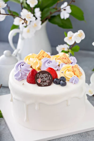 Vanilla cake untuk hari Ibu dengan bunga dan glasir cokelat putih — Stok Foto